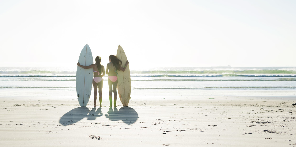 High School Neuseeland: Zwei Mädchen mit Surfboards