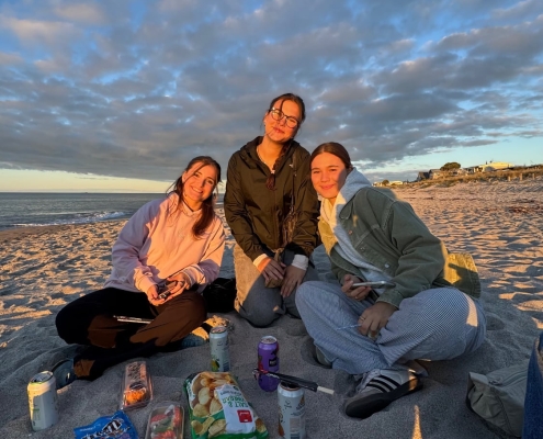 Dinner am Strand mit Freundinnen Dinner am Strand mit Freundinnen