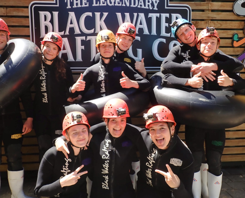 Eine Gruppe Teilnehmer des Blackwater Raftings in Waitomo
