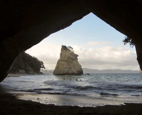 Blick aus einer der Cathedral Caves im Süden der Südinsel auf den Strand und das Meer