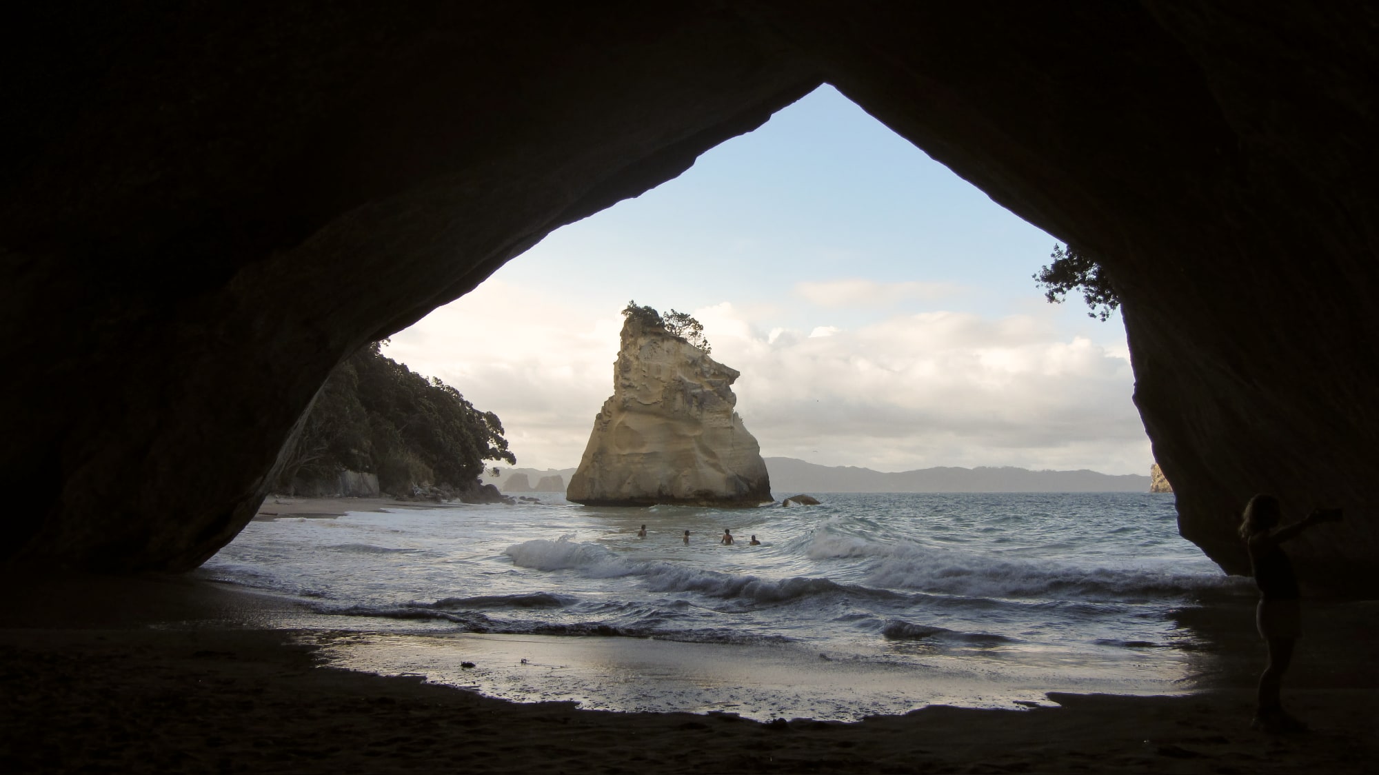 Blick aus einer der Cathedral Caves im Süden der Südinsel auf den Strand und das Meer