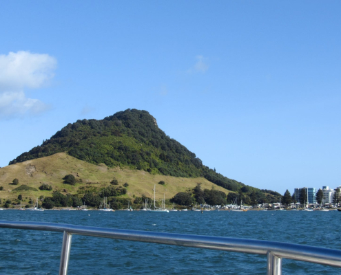 Blick auf den Mount Maunganui von der Meerseite