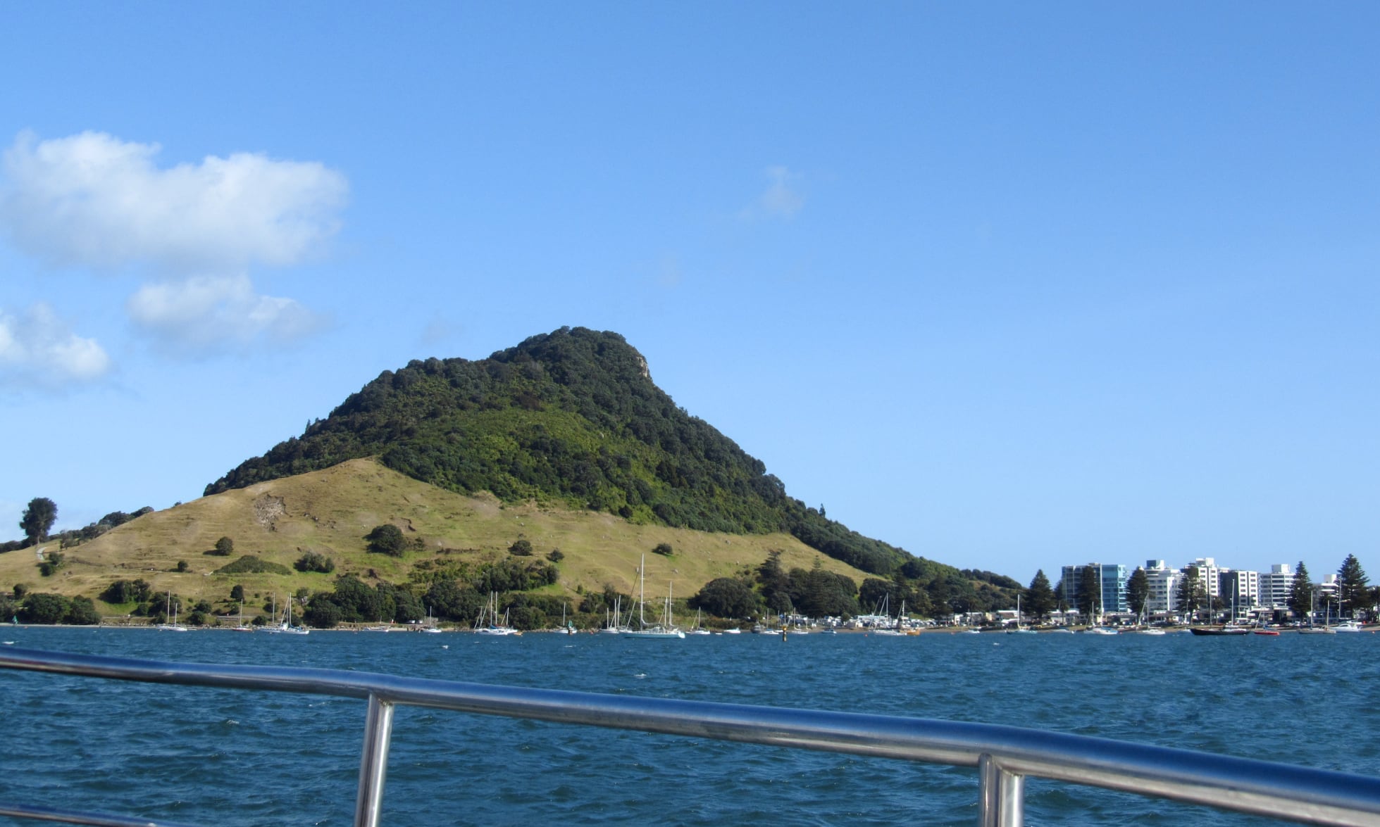 Blick auf den Mount Maunganui von der Meerseite
