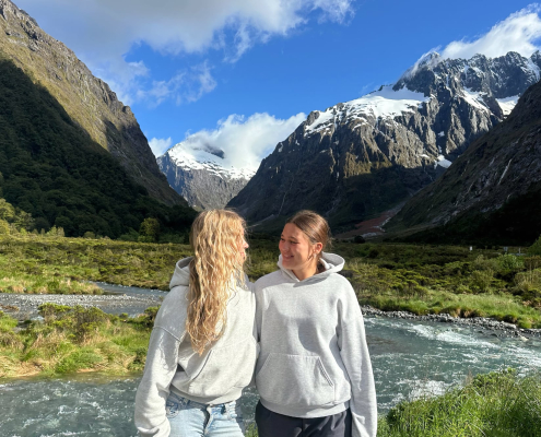Mia mit Freundin auf der Südinseltour am Monkey Creek, an der Straße zum Milford Sound