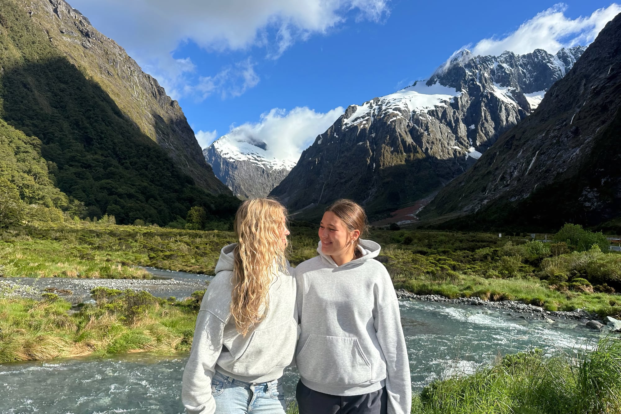 Mia mit Freundin auf der Südinseltour am Monkey Creek, an der Straße zum Milford Sound
