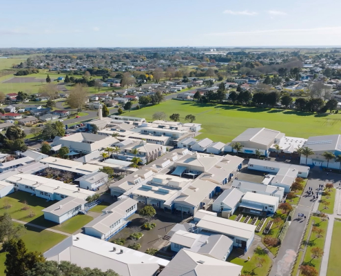 Luftaufnahme des Geländes der Trident High School