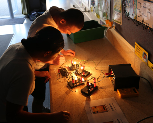 Zwei Trident High School Schüler bauen eine elektrische Schaltung