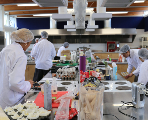 Trident High School Schüler beim Backen in der Schulküche