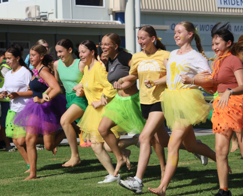 Trident High School Schülerinnen beim Sports Carnival