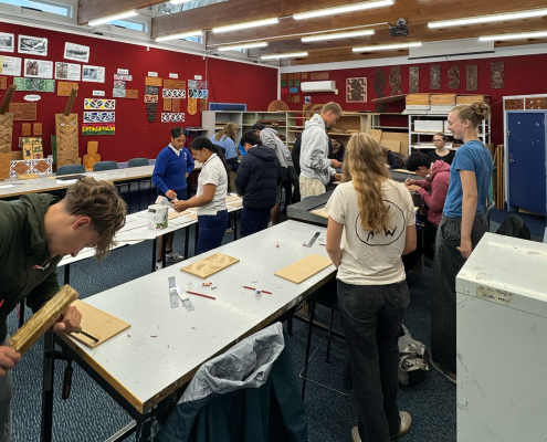 Trident High School Schüler bei Holzarbeiten