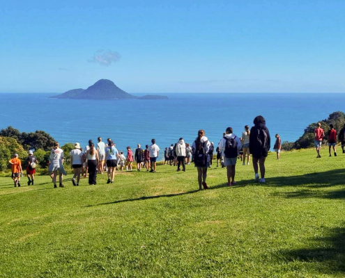 Trident High School Schüler beim Wandern mit Blick vom Hügel auf das Meer