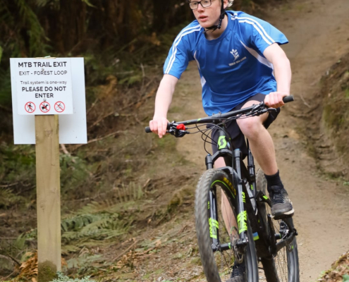 Mountain Biker am Ende eines Trails