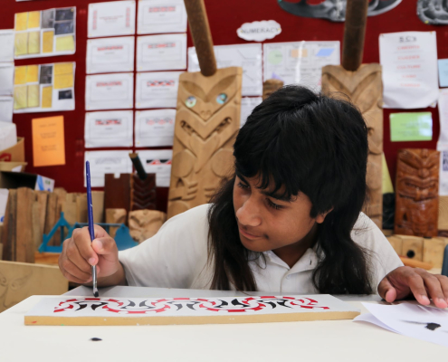 Trident High School Schüler malt ein Ornament im Kunstunterricht