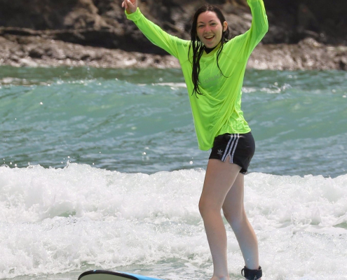 Surferin landet am Strand