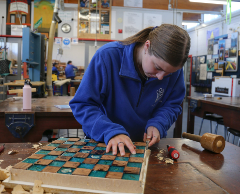 Trident High School Schülerin baut ein Schachbrett