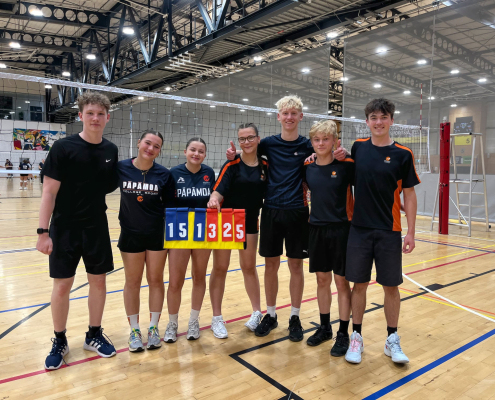 Mias Volleyball Team steht auf dem Platz in einer Sporthalle im Papamoa