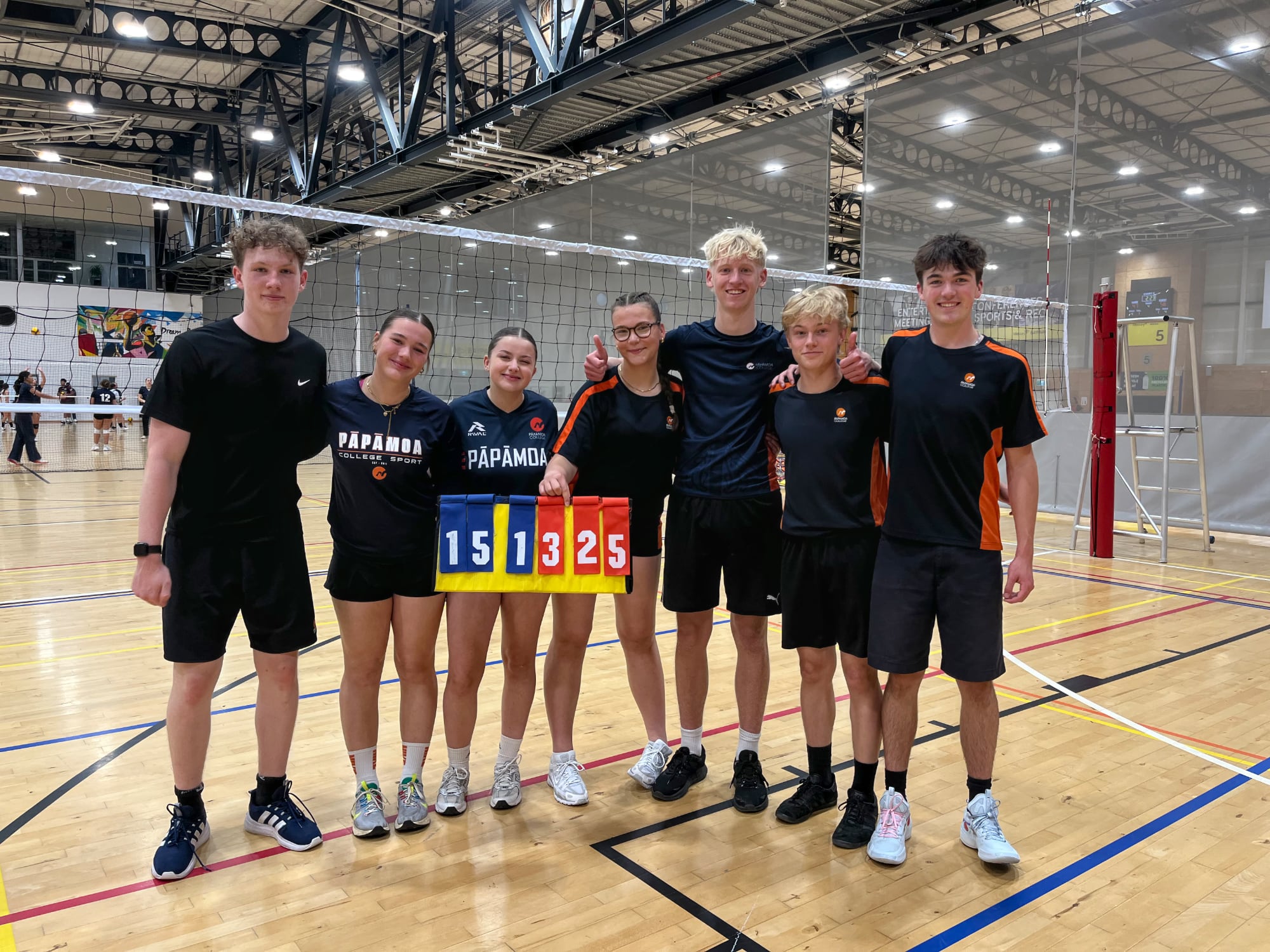 Mias Volleyball Team steht auf dem Platz in einer Sporthalle im Papamoa