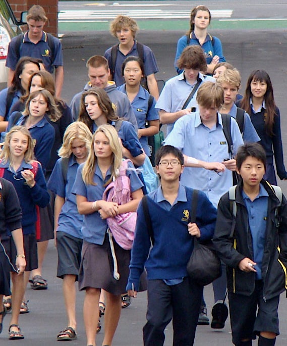 Schüler der Takapuna Grammar School in der Schuluniform auf dem Weg zum Unterricht