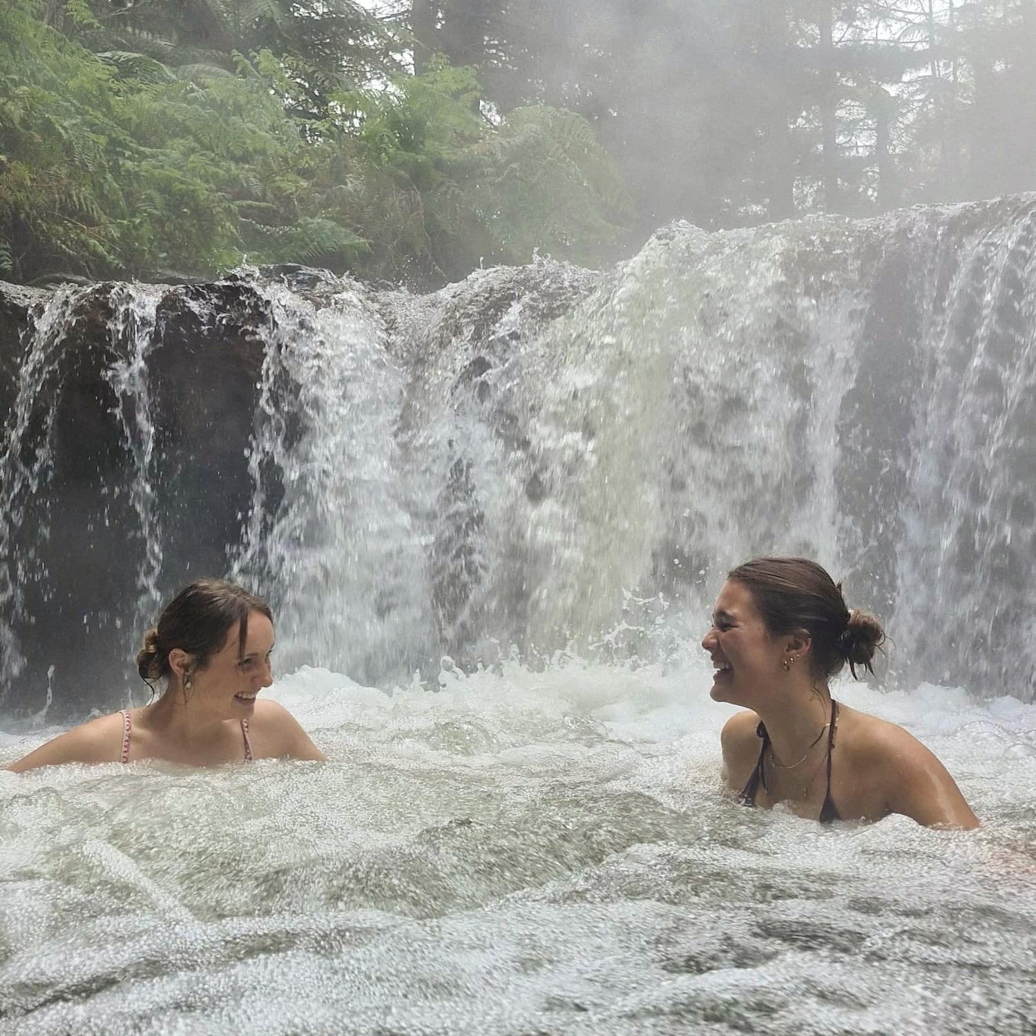 Mit meiner Freundin Greta in einer natürlichen Thermalquelle in Rotorua Mit meiner Freundin Greta in einer natürlichen Thermalquelle in Rotorua